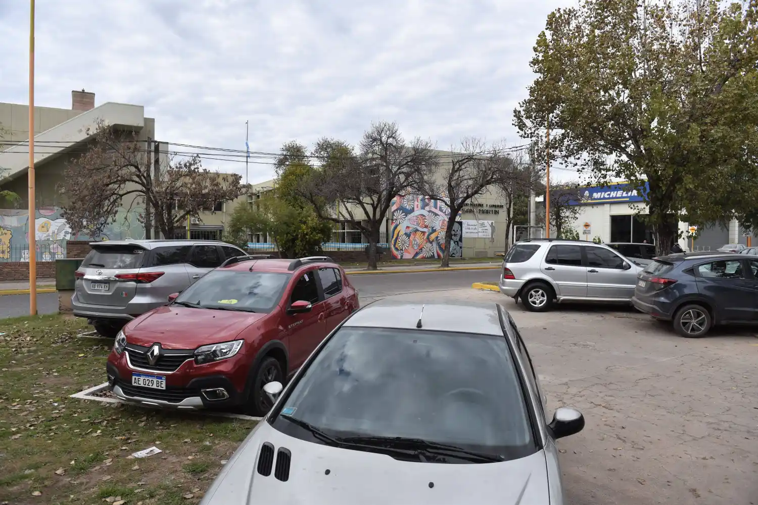 También piden un sector de estacionamiento exclusivo para la escuela
