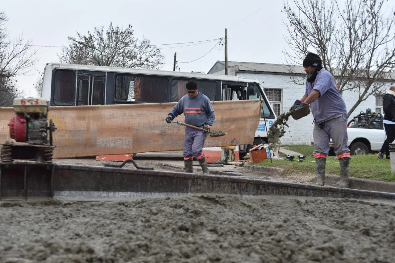 Barrio Mora inició una obra largamente esperada: comenzó la pavimentación de 14 cuadras
