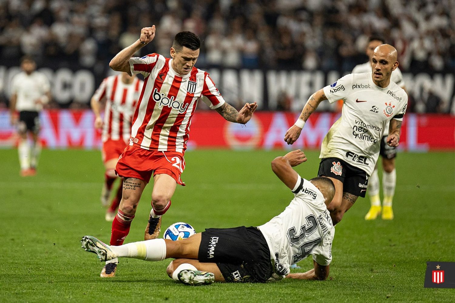 Corinthians se impuso por la mínima ante Estudiantes y se quedó con la ida