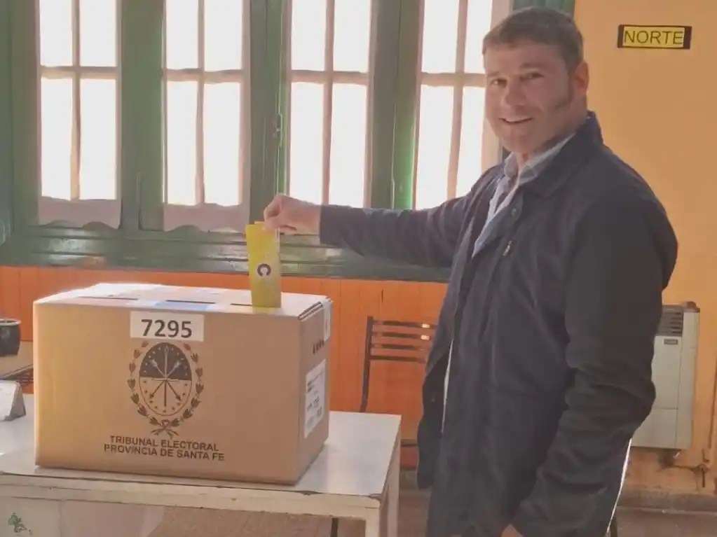 El intendente Natalio Lattanzi concurrió a votar antes del mediodía a la Escuela Fiscal N° 171. Foto: Gentileza