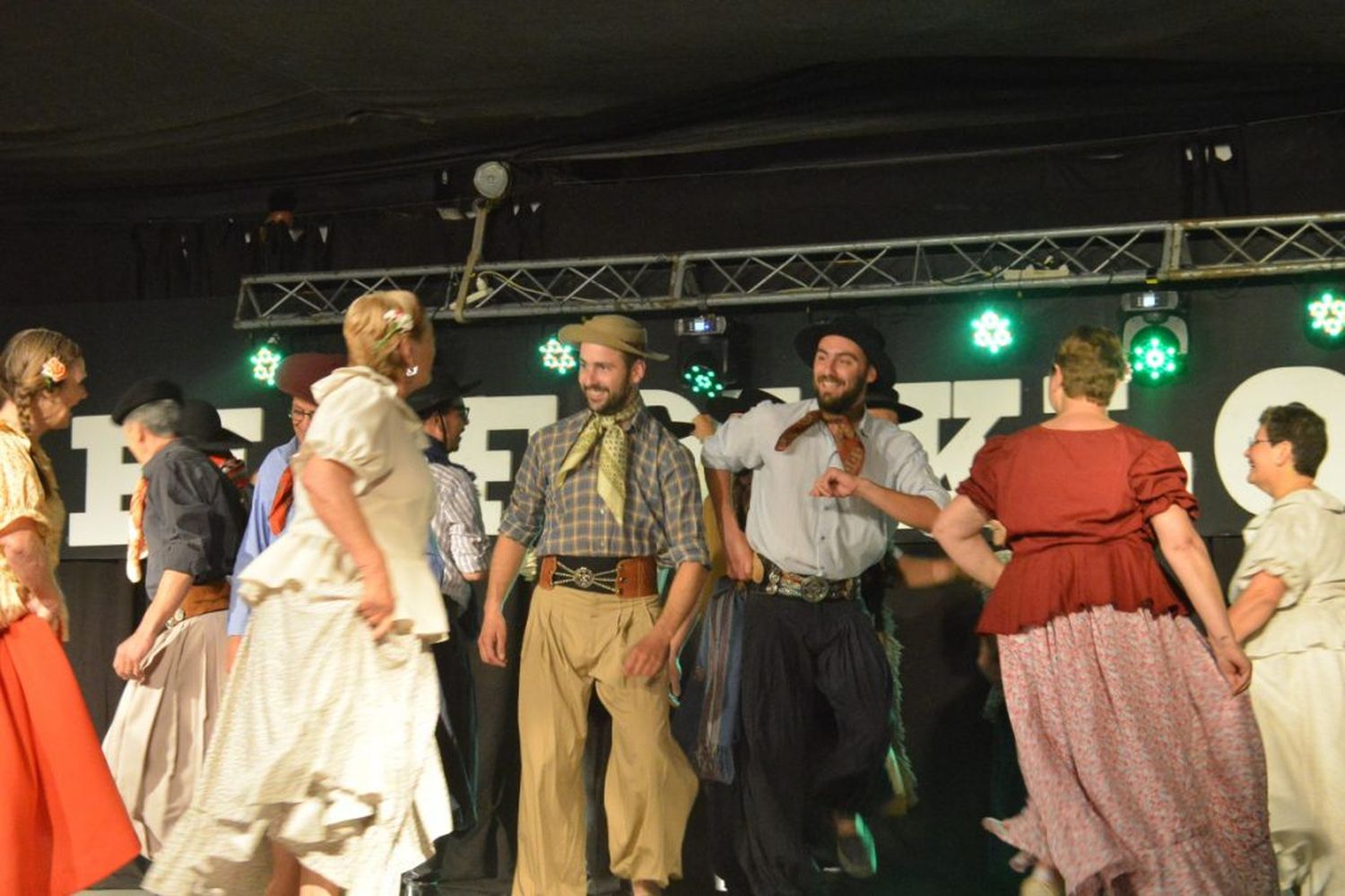 Con buen marco de público, se realizó otra edición del Folklorazo en el Defensa