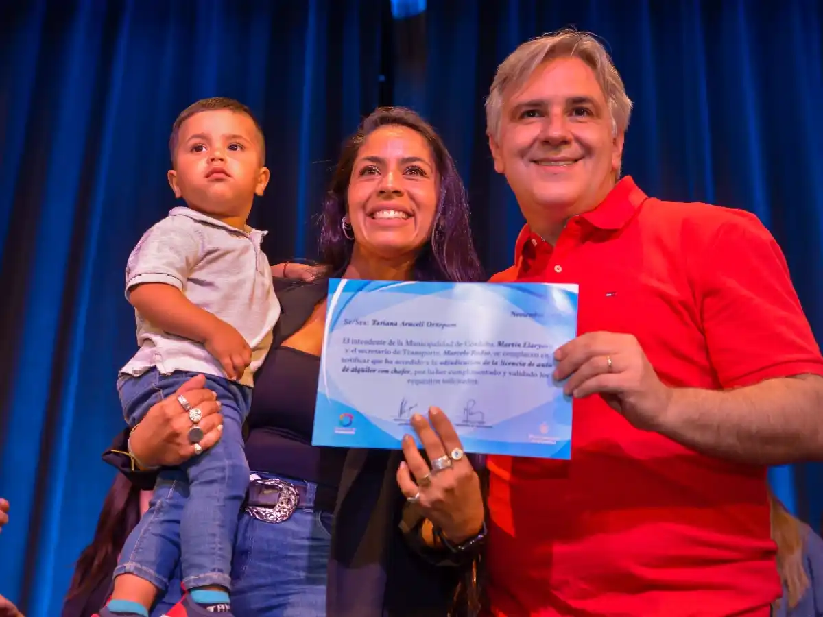 Llaryora entregó más de 1.450 chapas de taxis y remises a mujeres