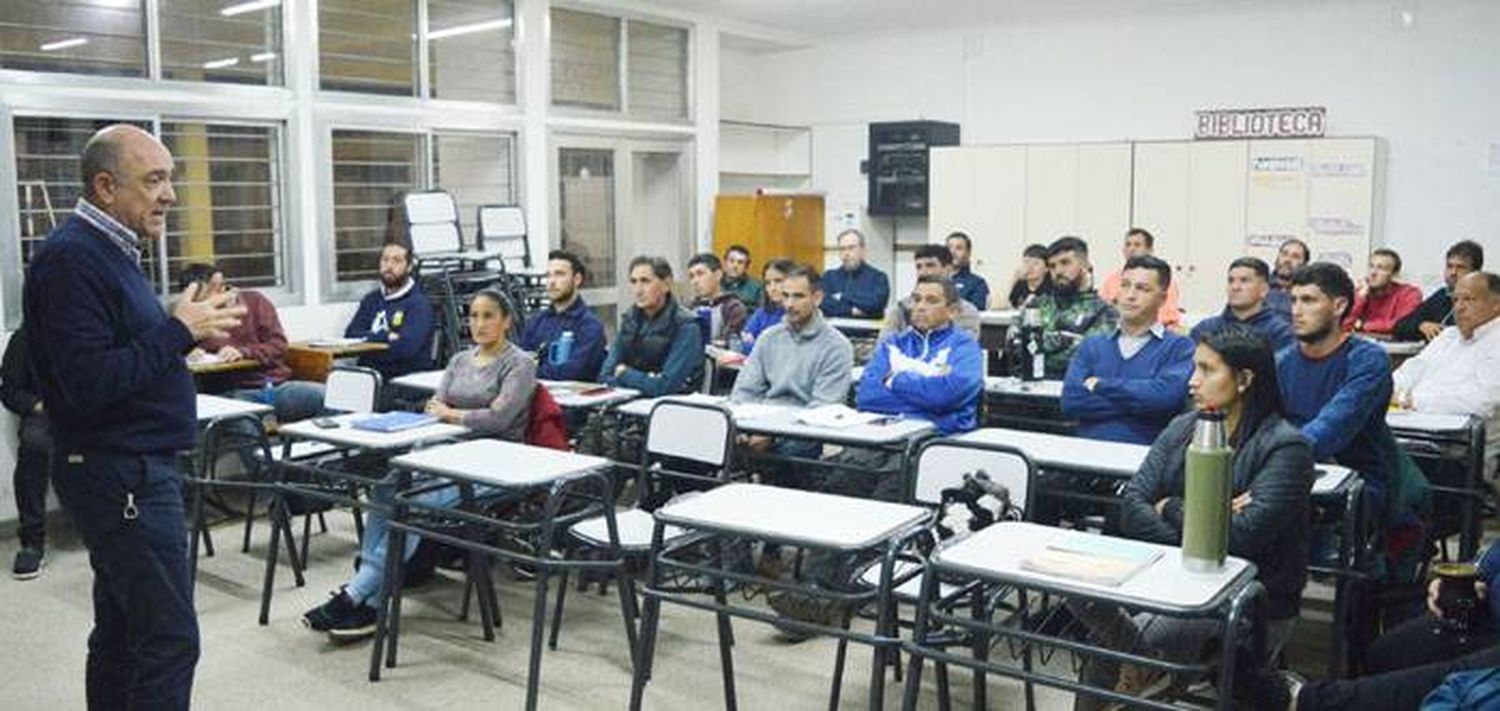 Charla de Julio Larrocca  en el ISEEF junto a los  aspirantes a directores  Técnicos de Fútbol