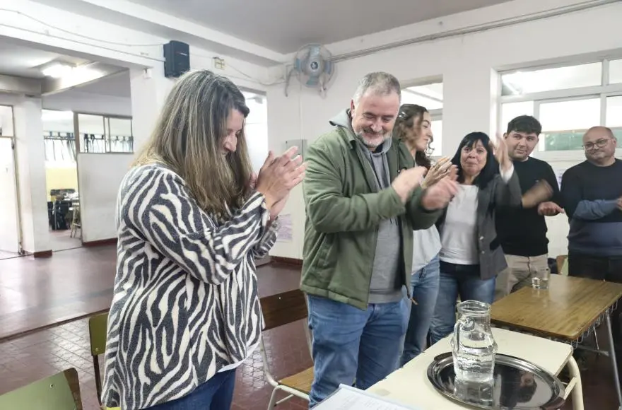 Ramallo: Intendente Poletti entregó subsidio a la Escuela Secundaria N°1