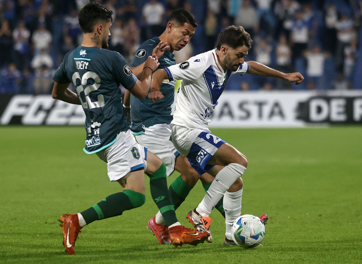 Vélez despertó a tiempo y aseguró su clasificación