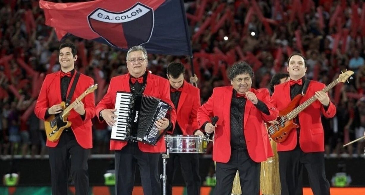 Los Palmeras tocan "El Bombón Asesino" en Asunción, Paraguay, acompañando a Colón de Santa Fe en la final de la Copa Sudamericana de 2019.