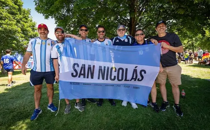 Siete amigos de San Nicolás se volvieron protagonistas de una inesperada historia en Kansas.