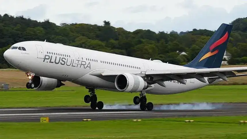El avión de la empresa Plus Ultra partió desde Argentina con destino a España.