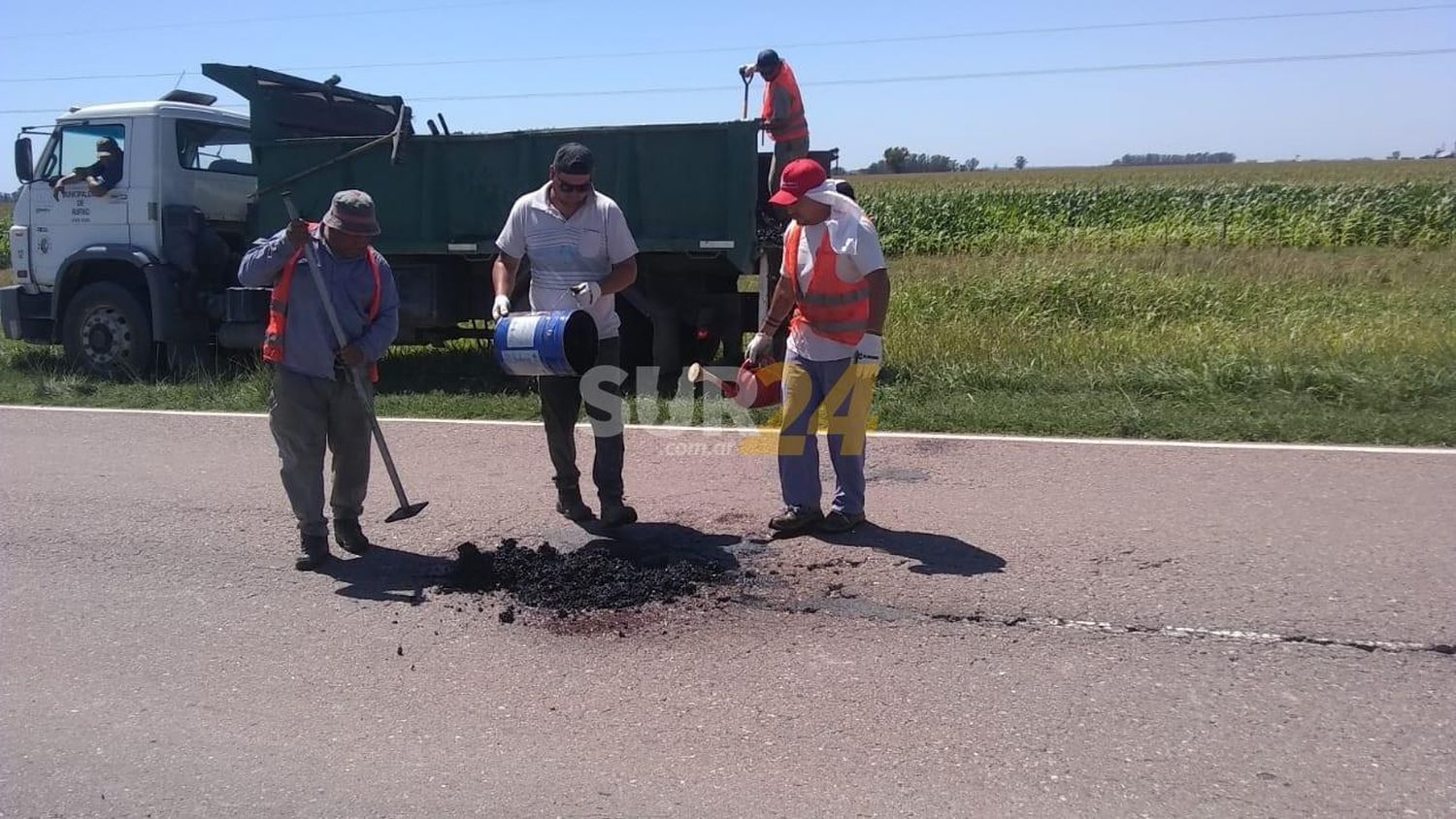 Trabajos de bacheo sobre ruta 33, entre Cañada Seca y Rufino