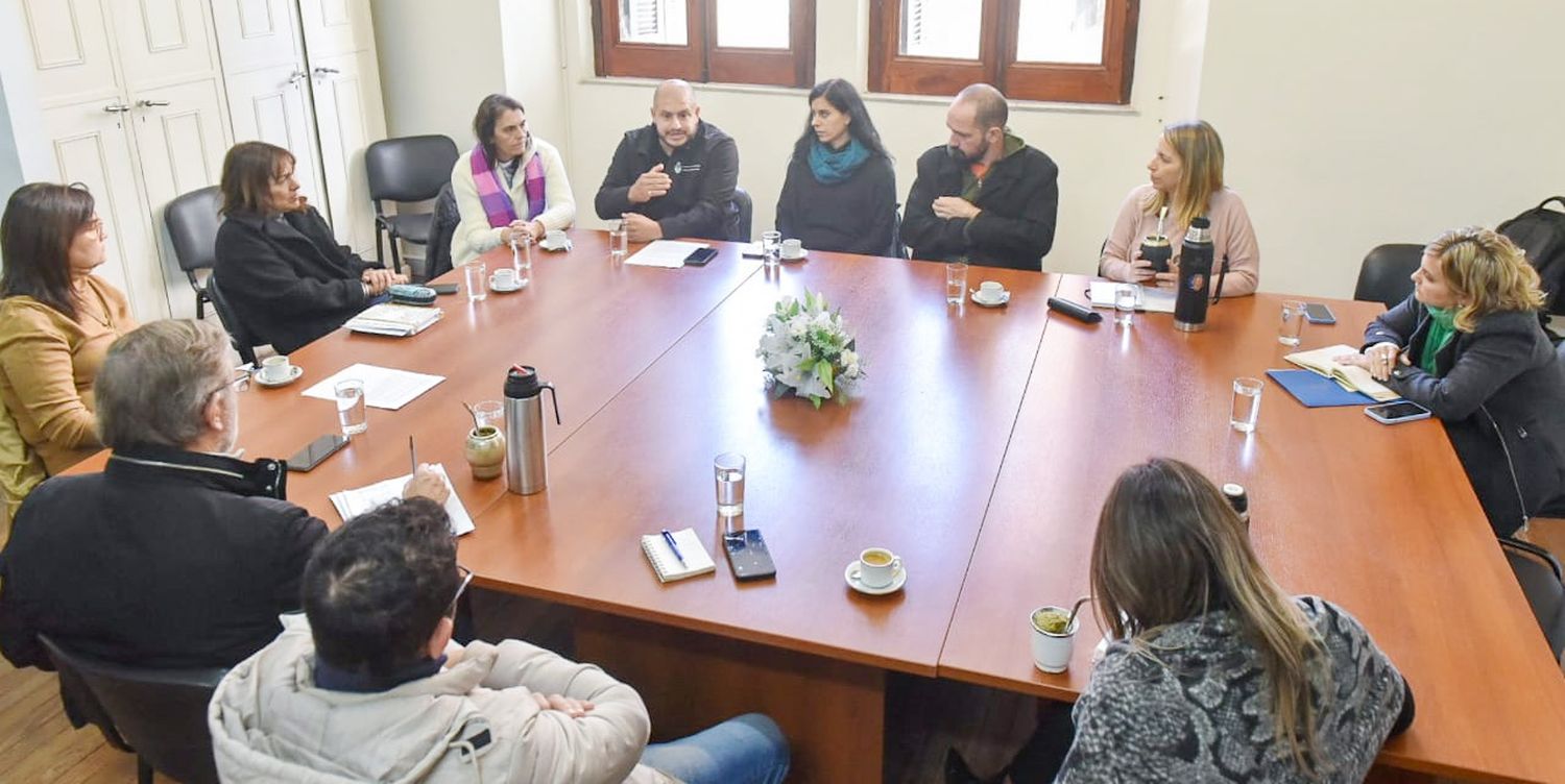 Trabajadores despedidos de Agricultura Familiar expusieron su situación a los diputados justicialistas