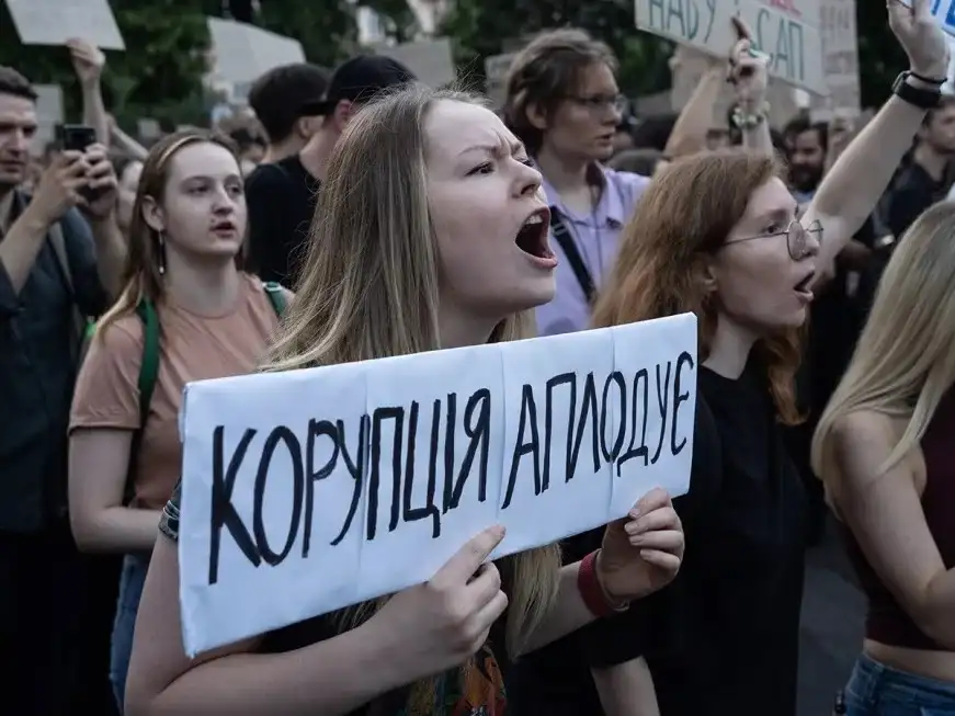 Hubo protestas en Ucrania contra una medida del presidente Zelenski.