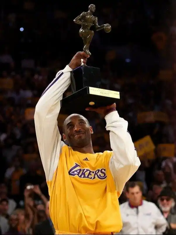 Kobe Bryant recibiendo su premio MVP en las finales de 2009.