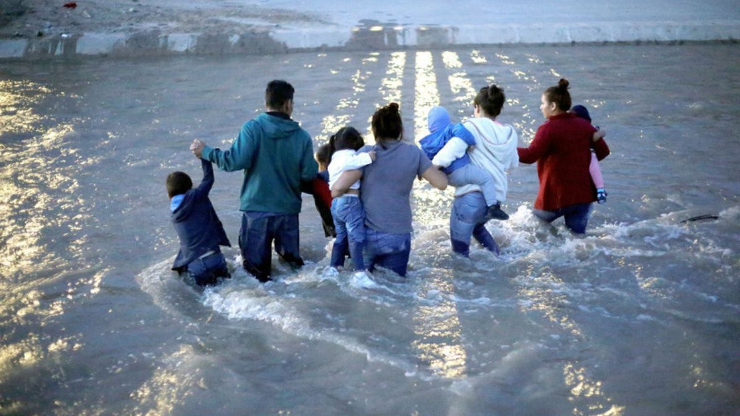 54 migrantes rescatados en operativo conjunto en el río Bravo (+Video)
