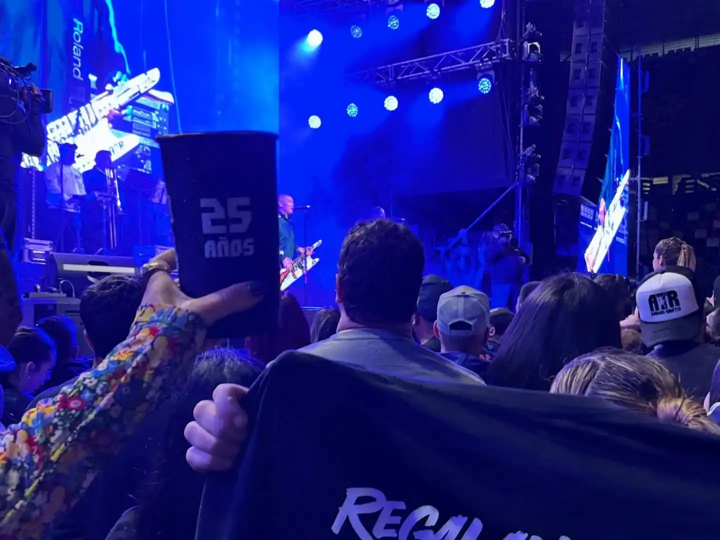 La perlita de los 25 años de Damas Gratis: los vasos de aluminio personalizados que enloquecieron a los fans