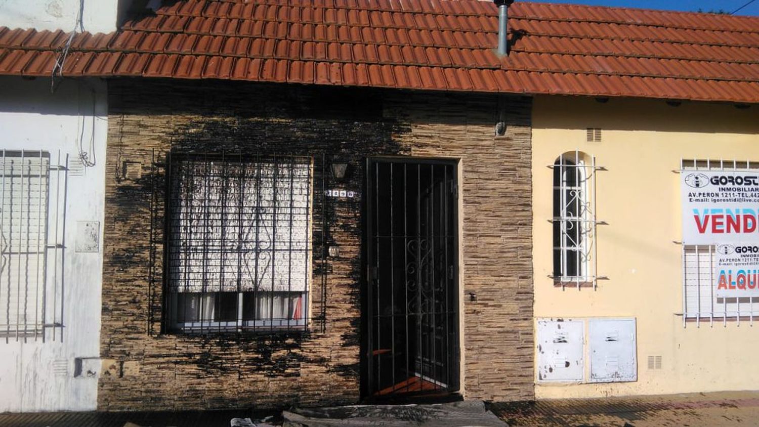 Una vecina amaneció con la fachada de su casa cubierta con aceite de camión