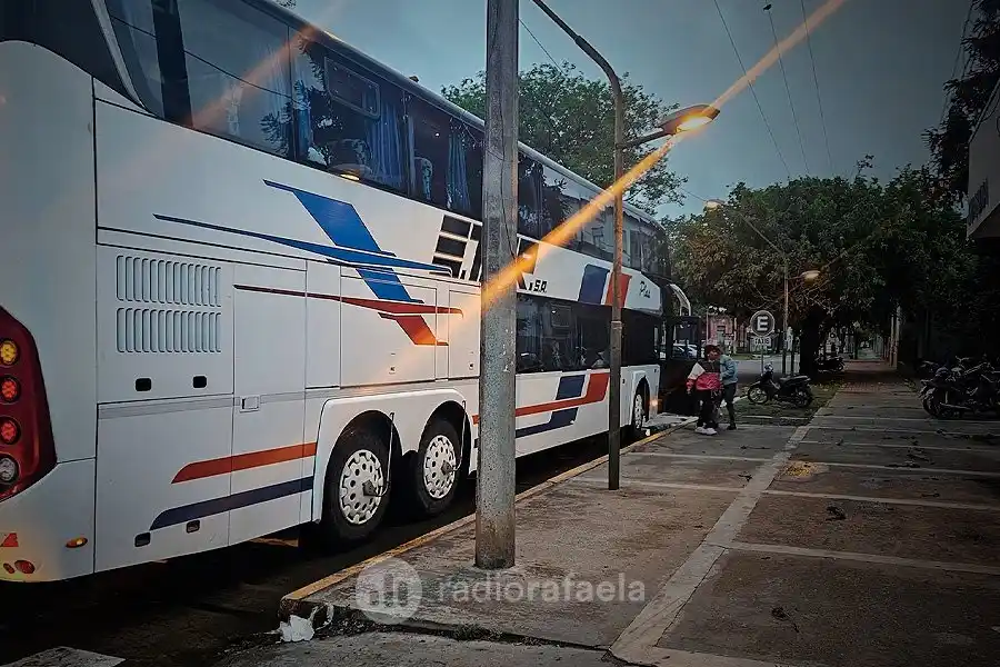 El colectivo estacionado frente al hospital 