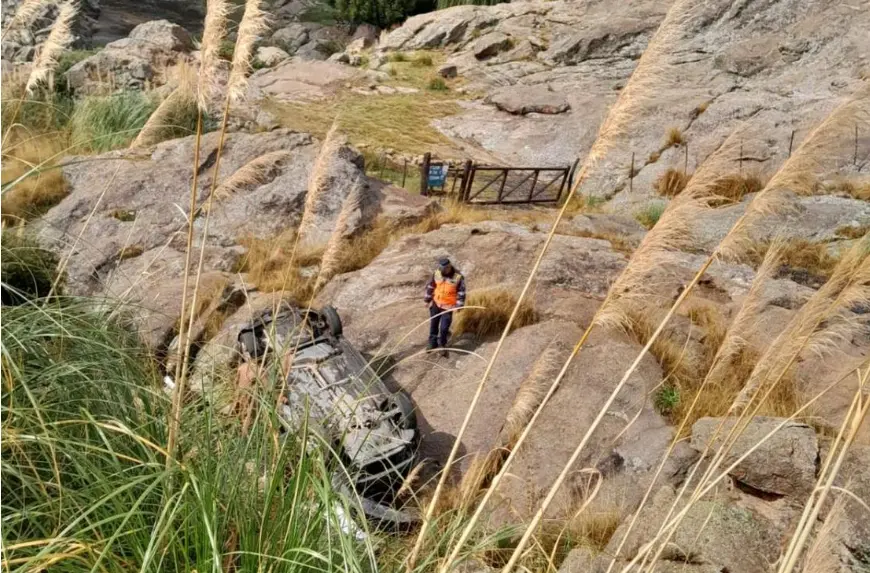 Así quedó el coche luego del desbarranco.
