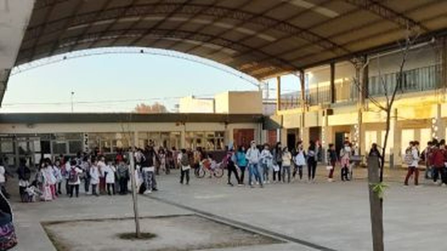 Se cayó una reja de una escuela de la región y varios alumnos resultaron heridos