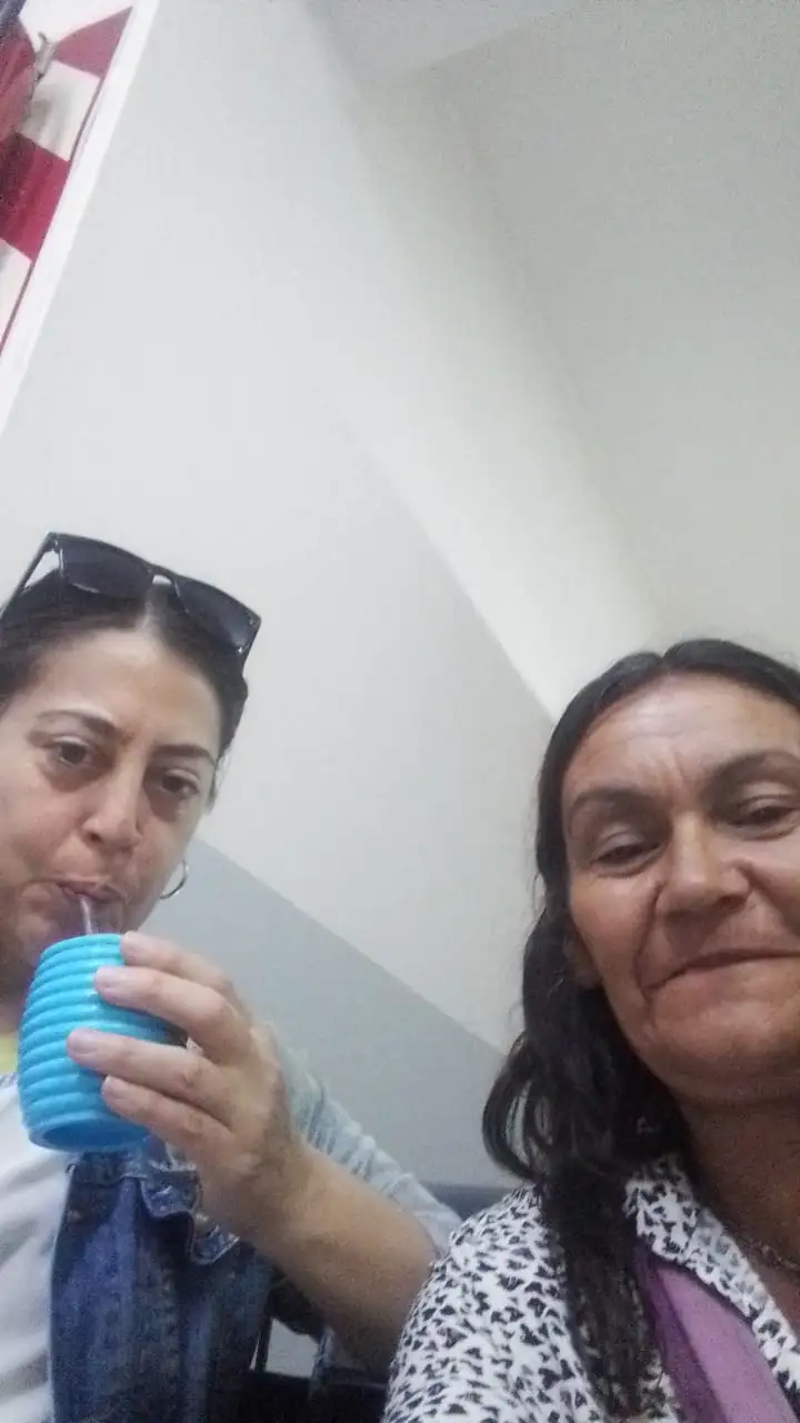 Laura Vidal (colaboradora) tomando mate junto a Marce García (fundadora del comedor).
