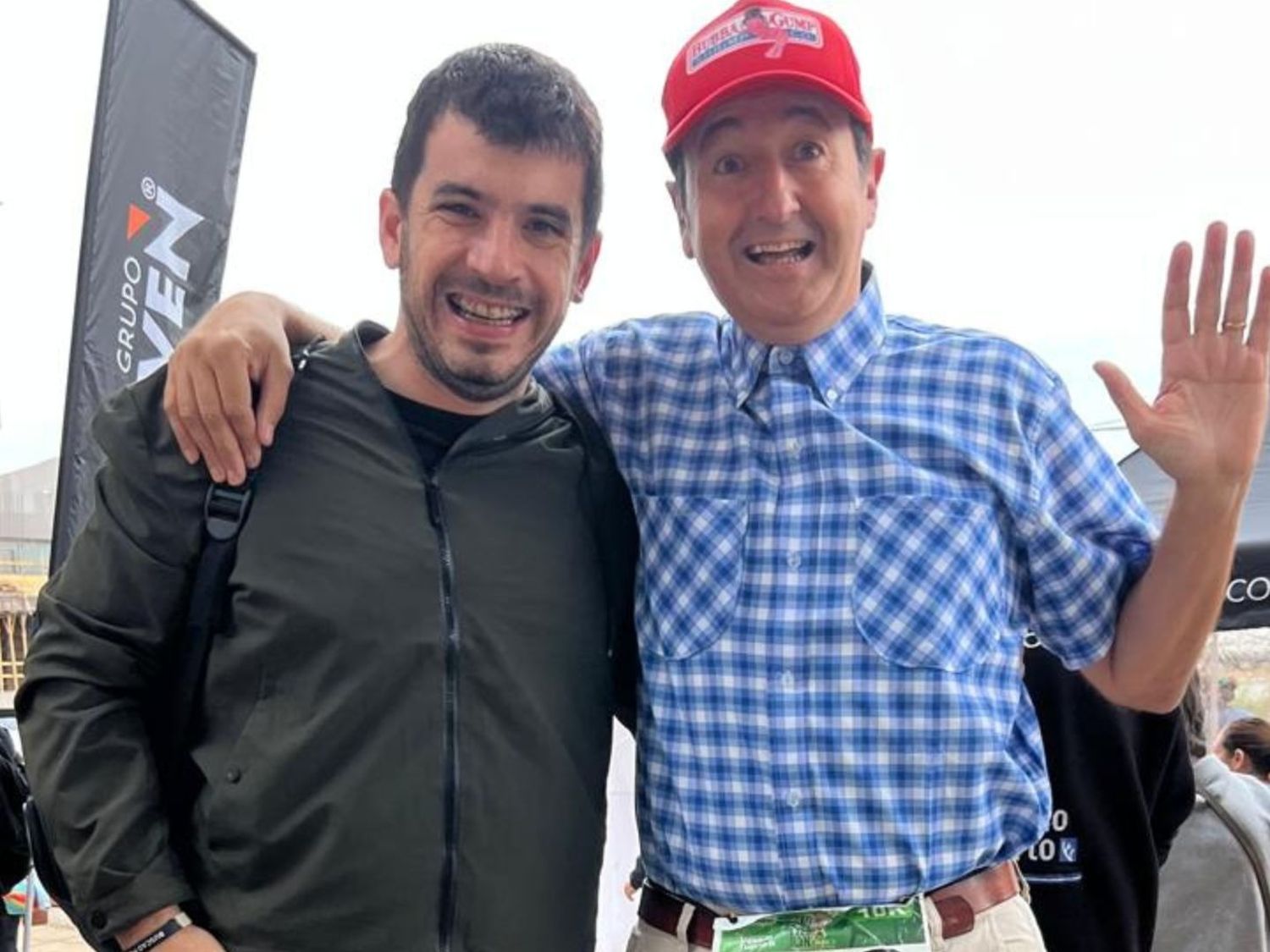 Martín Ubaldi junto al intendente Leonel Chiarella, minutos antes de la largada. El mandatario se acercó a saludarlo y agradecerle por aportar color y alegría a la competencia.