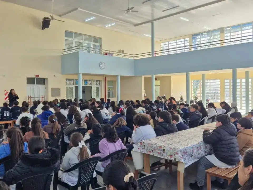 Estudiantes formoseños participan de una charla informativa sobre la prevención del dengue en el salón de un establecimiento educativo, donde especialistas brindan herramientas clave para evitar la proliferación del mosquito en toda la provincia.