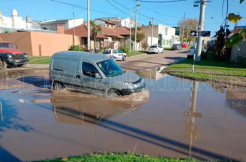 Barrio Bernardino Rivadavia, caminar sobre pozos: "Estamos abandonados"