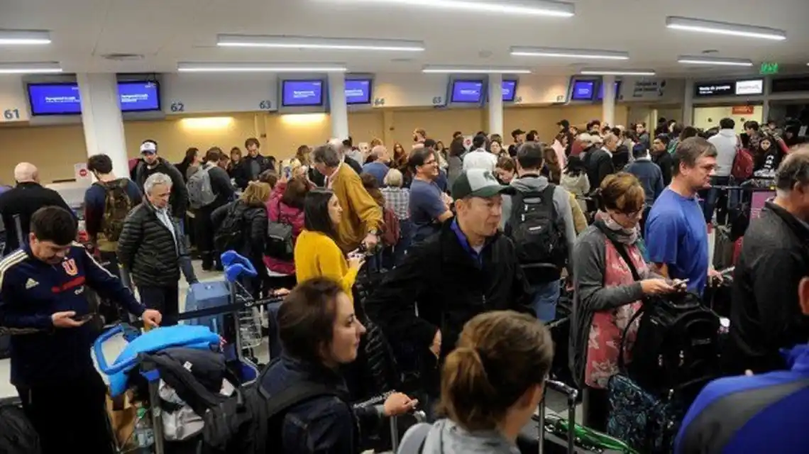 Continúa el paro de controladores aéreos que afecta a vuelos de todo el país