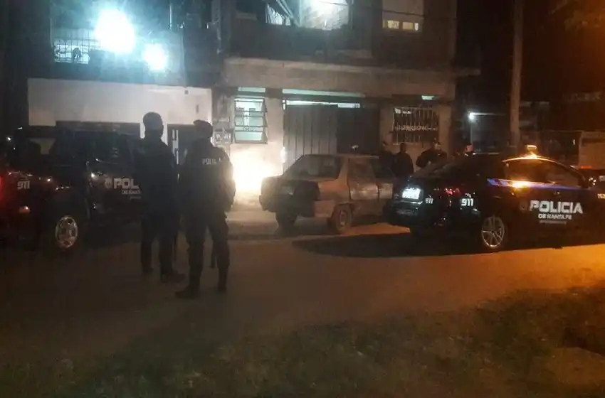 Violencia en Rosario: atacaron a balazos un móvil policial en zona oeste