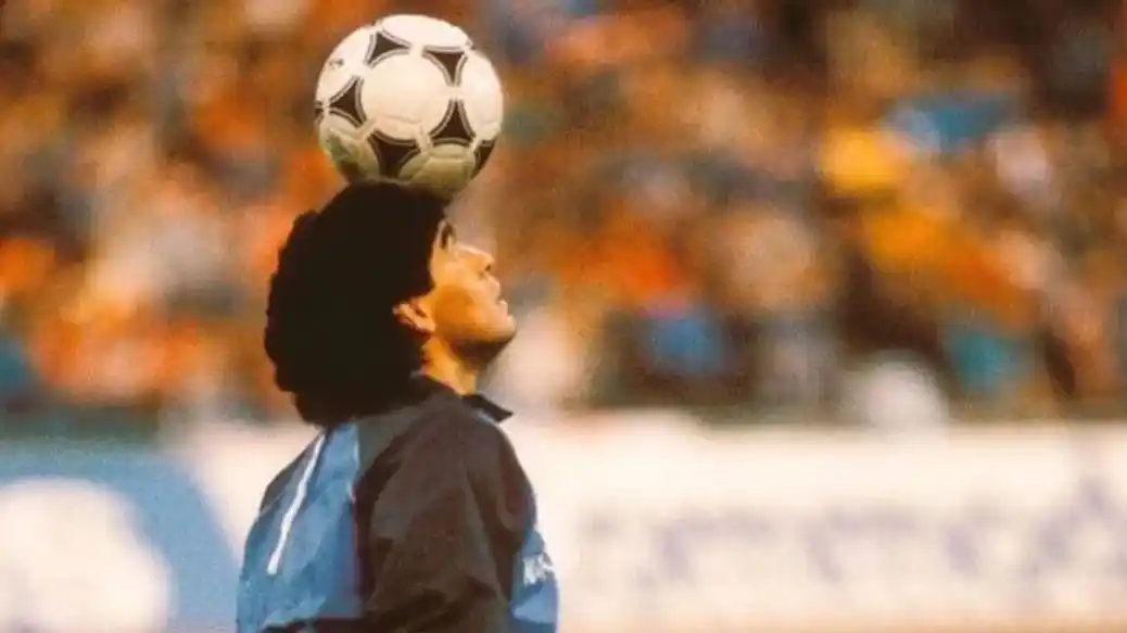 36 años del calentamiento eterno: Maradona y su baile mágico al ritmo de ‘Live is Life’