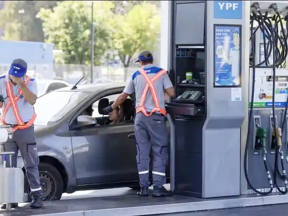 YPF habilitó pagar la nafta en dólares con su aplicación: cómo funciona