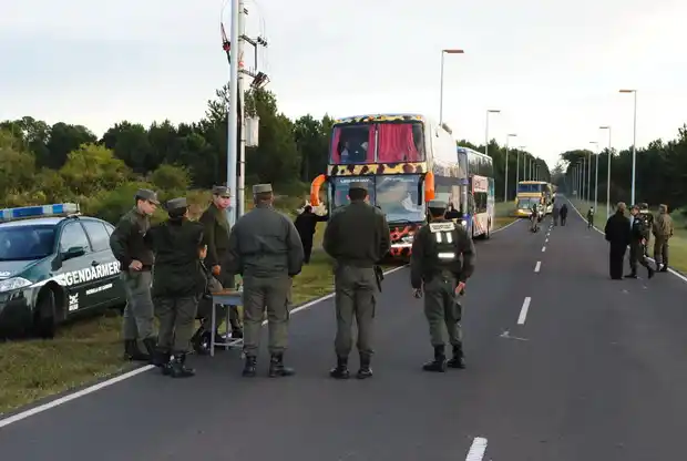 Gendarmería custodió a la hinchada de Boca en el paso por Gualeguaychú
