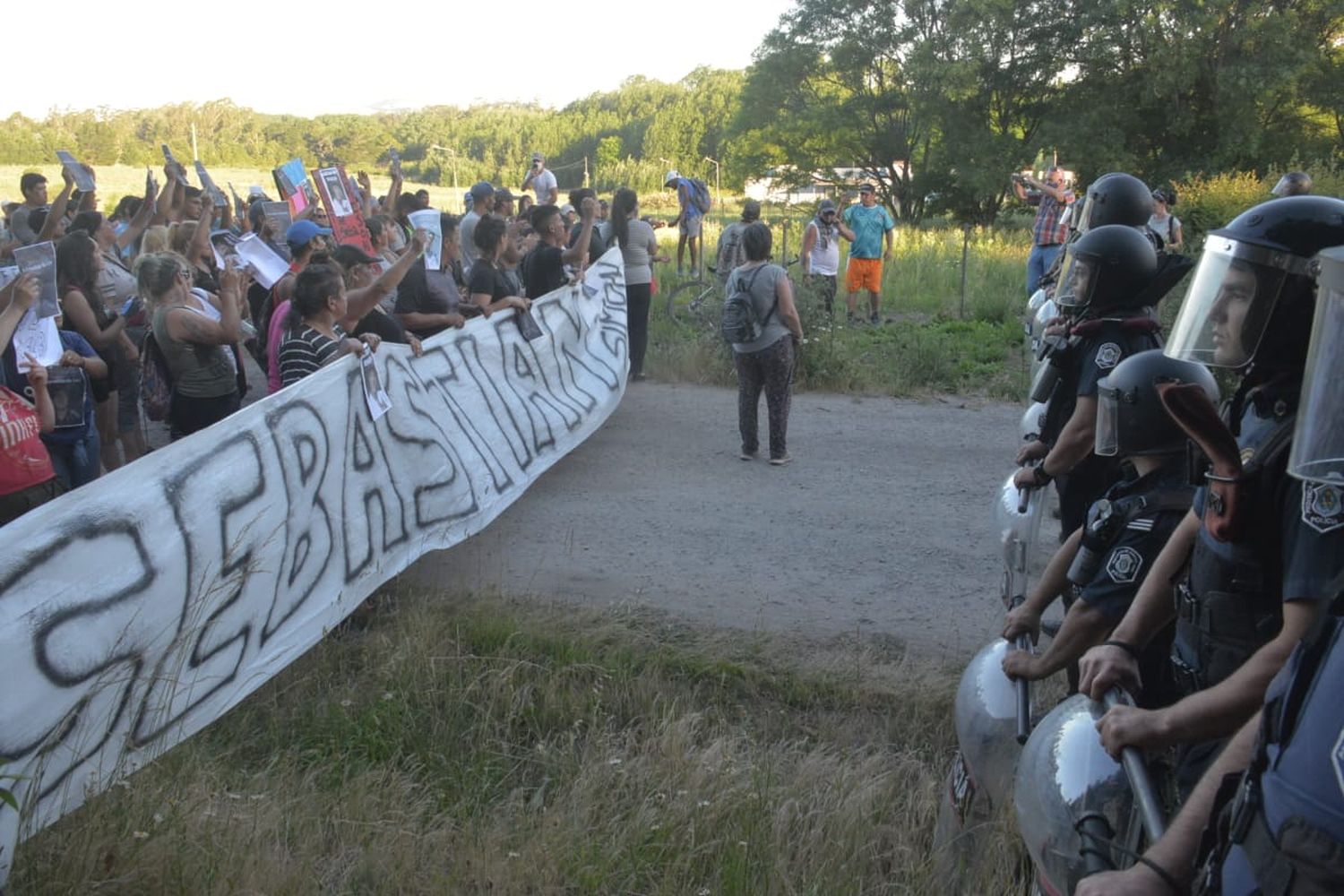 Familiares y allegados al joven atropellado marcharon hasta la casa de Jaureguiber