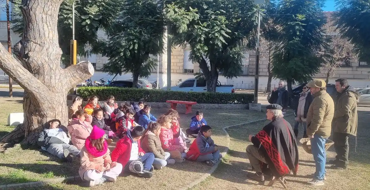 Alumnos de la Escuela 7 participaron de una clase especial sobre el Pino de San Lorenzo.