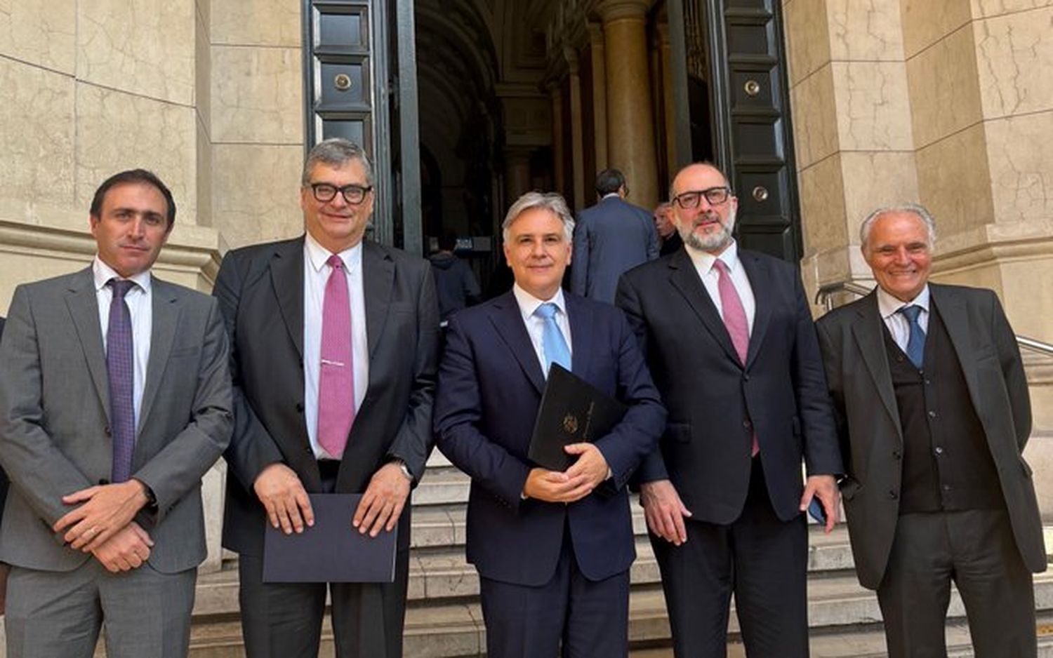 Julián López, ministro de Justicia; Jorge Córdoba, fiscal de Estado; el gobernador Martín Llaryora; el ministro de Economía, Guillermo Acosta, y el doctor García Lema (del estudio jurídico que lleva adelante la demanda).
