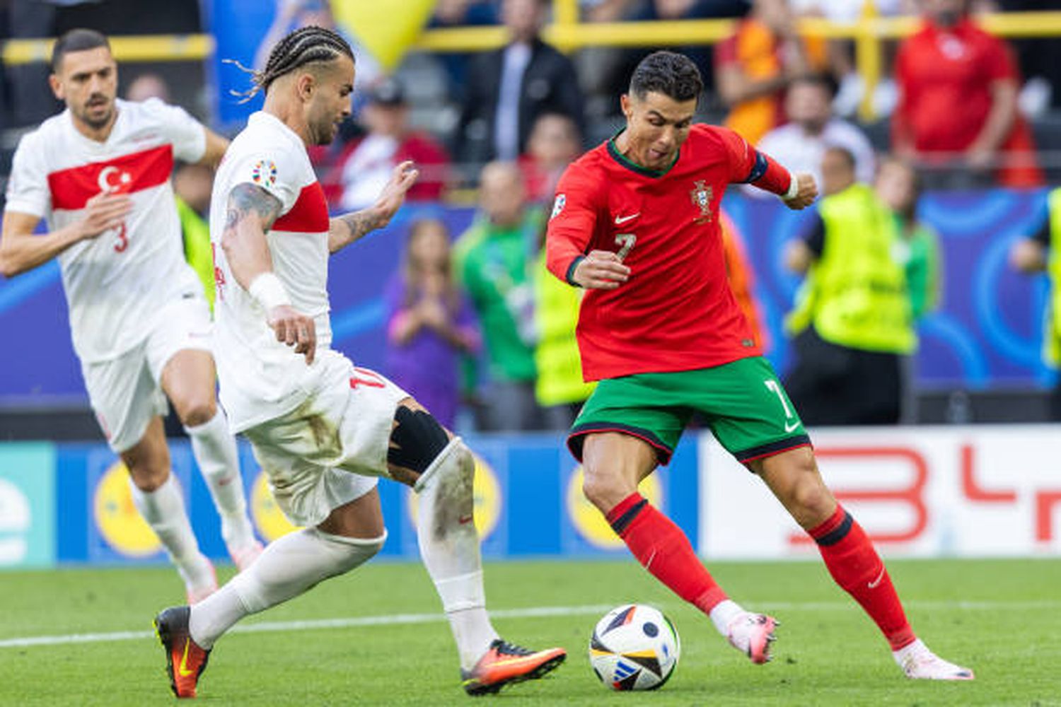 Cristiano Ronaldo en acción ante los turcos.