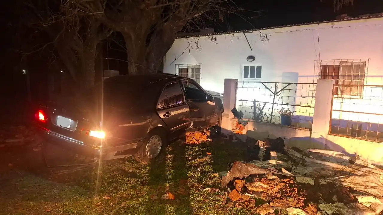 Un auto se estrelló contra el tapial de una vivienda en Aranguren