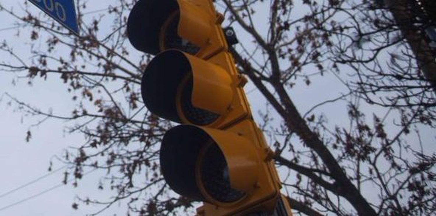 Complicaciones en el tránsito por semáforos fuera de servicio