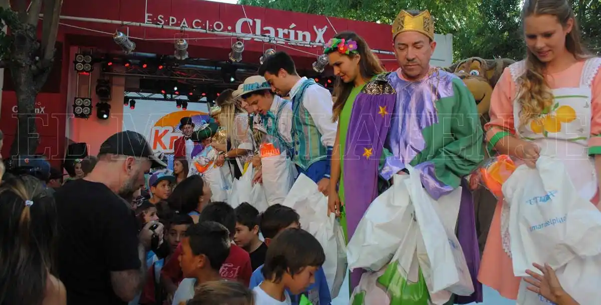 Los Reyes Magos cumplieron el sueño de los niños en Espacio Clarín