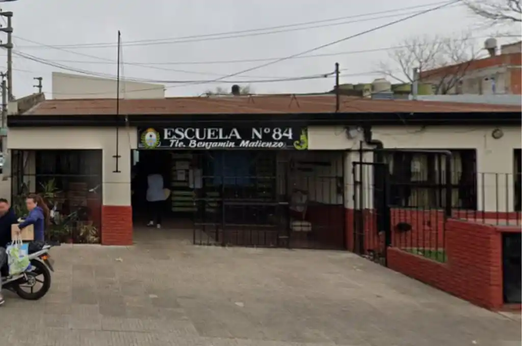 La maestra fue golpeada por la madre de un alumno. (Foto: Google Maps).