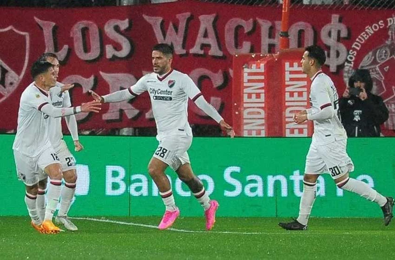 Con mucha autoridad, Newells venció a Independiente en Avellaneda y cortó la racha negativa