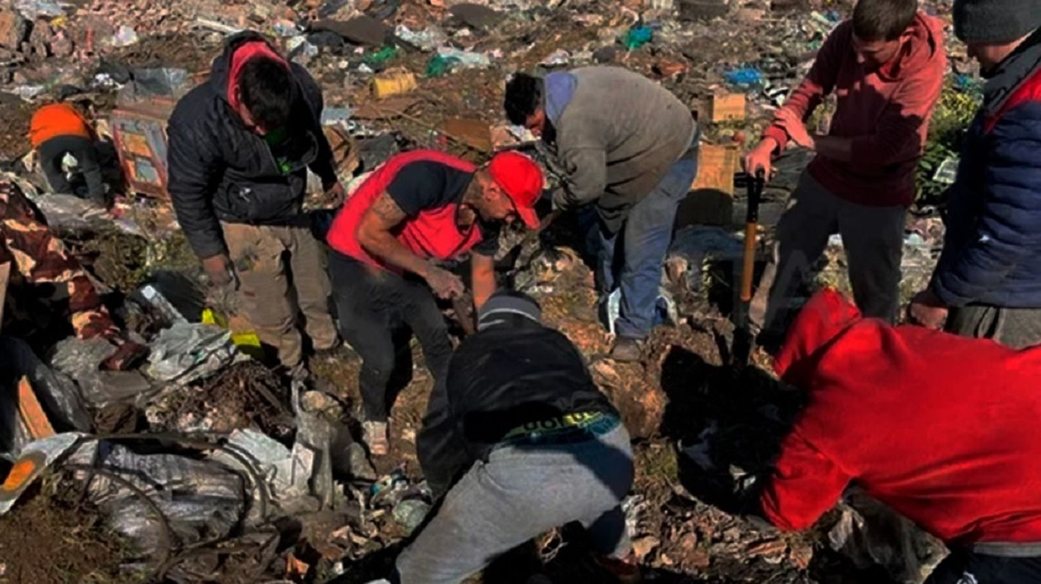 Dólares en un basural: decenas de vecinos siguieron buscando más billetes