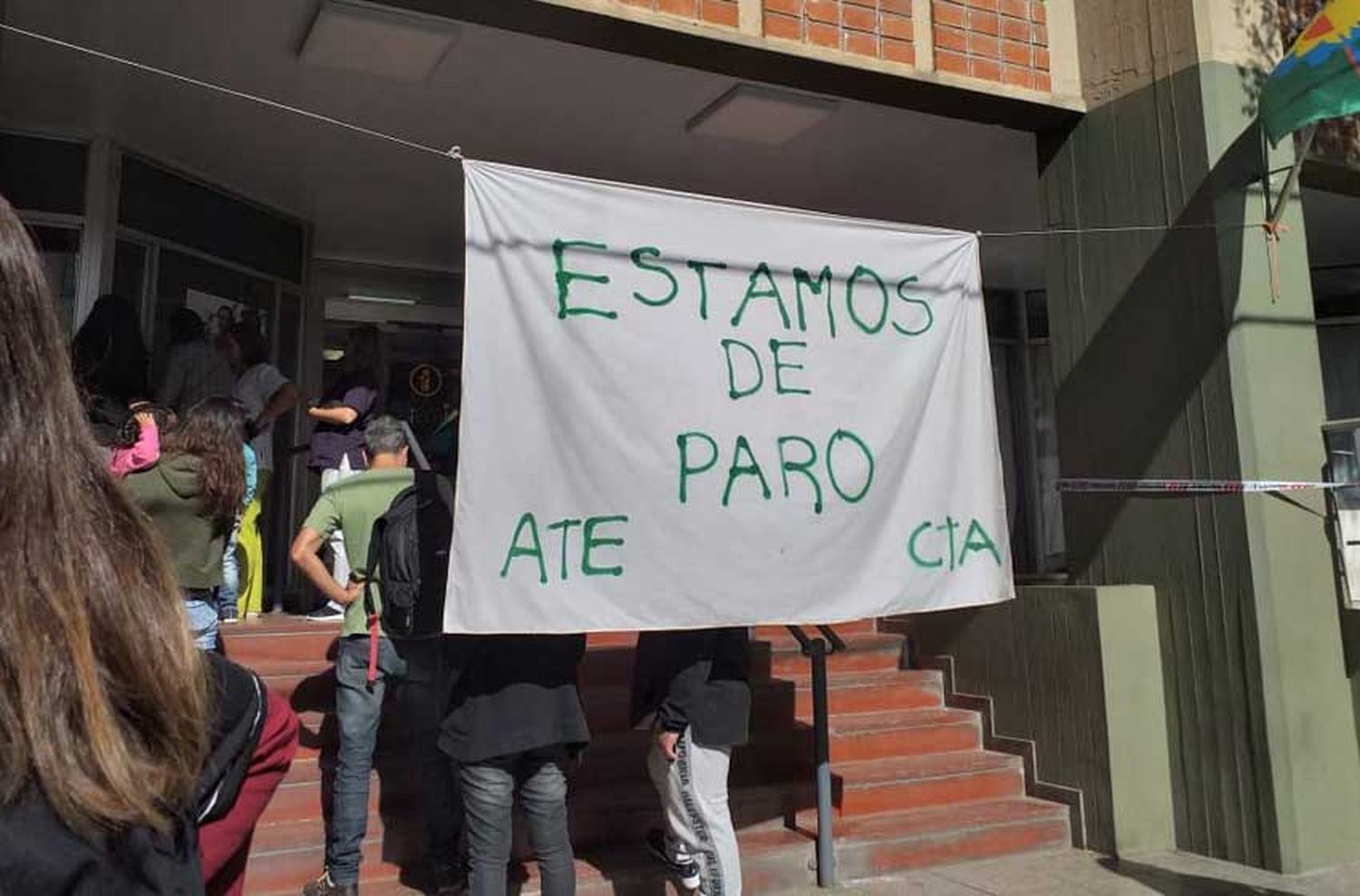 Trabajadores estatales se manifestaron en el Materno Infantil