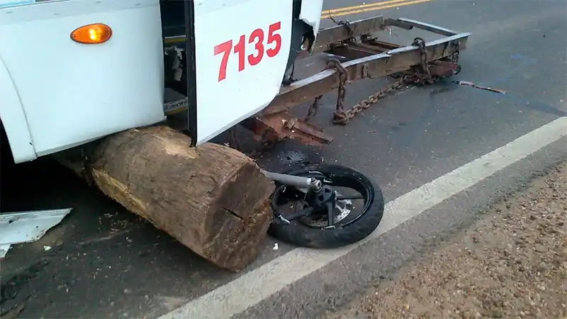 Tronco que cayó de un camión provocó la muerte de un motociclista