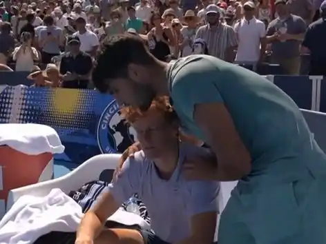 Carlos Alcaraz consolando a Sinner tras su retiro.Captura ESPN