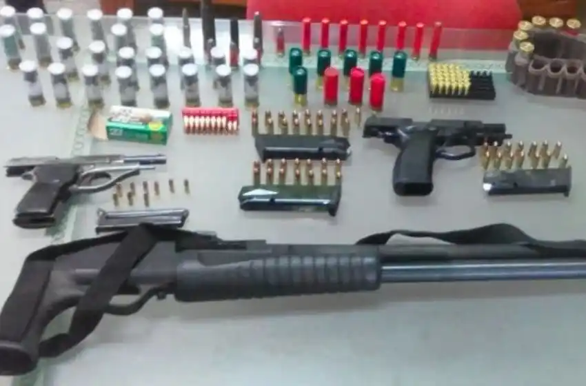 Mató de un escopetazo a un Pitbull y le encontraron un arsenal en su casa