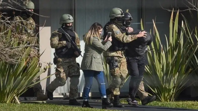 Hay siete aprehendidos en total