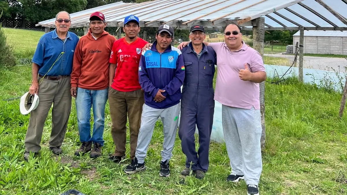 Entre todos. Gustavo Rodríguez, en el centro, junto a los alumnos del CFL Nº 403.
