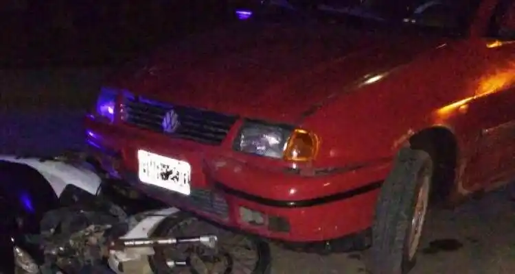 Moto y auto chocaron en Casella y Combate de Obligado