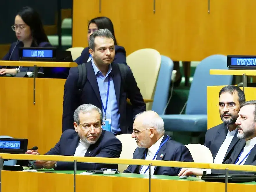 Irán dio detalles de su propuesta para reabrir el estrecho de Ormuz y el precio del petróleo cae en Europa y Estados Unidos