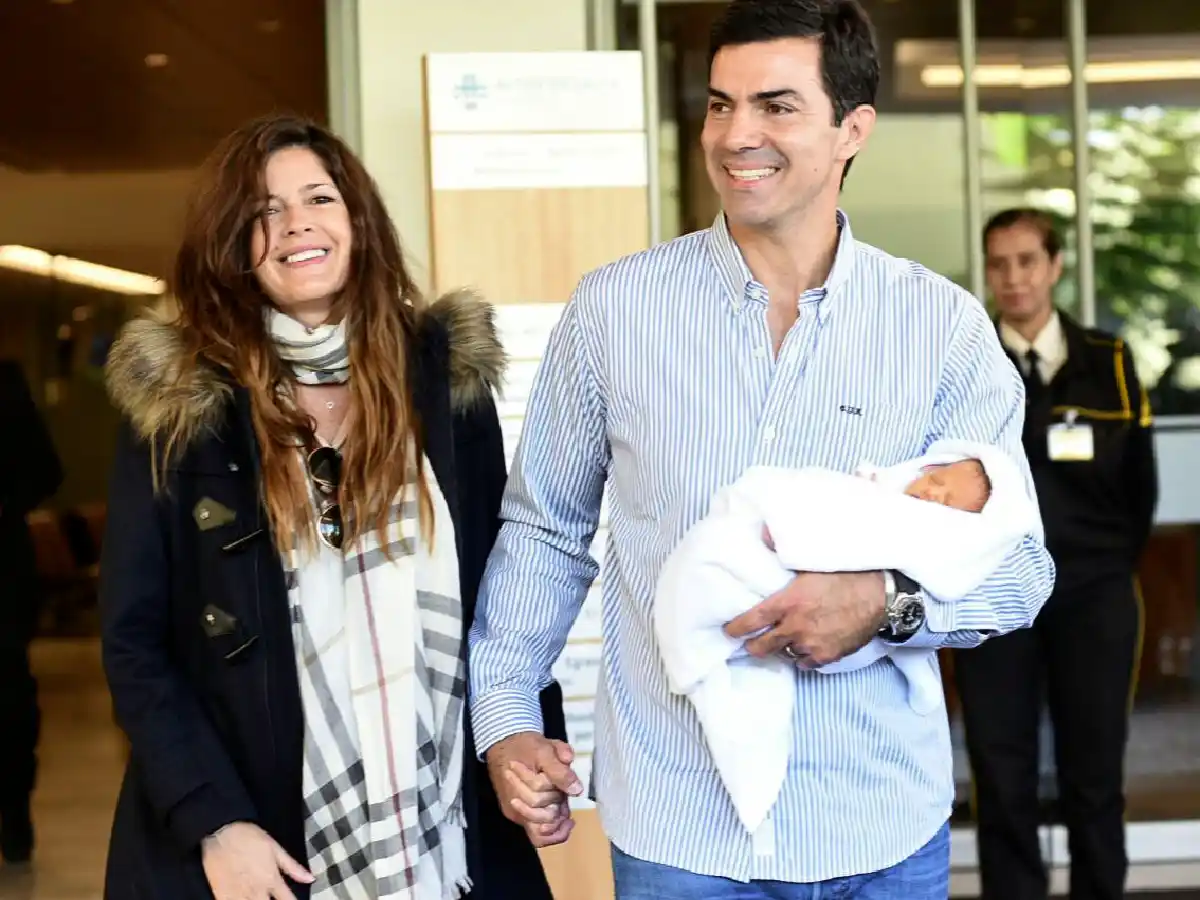 Isabel Macedo y Juan Manuel Urtubey salieron de la clínica junto a su hija Isabelita